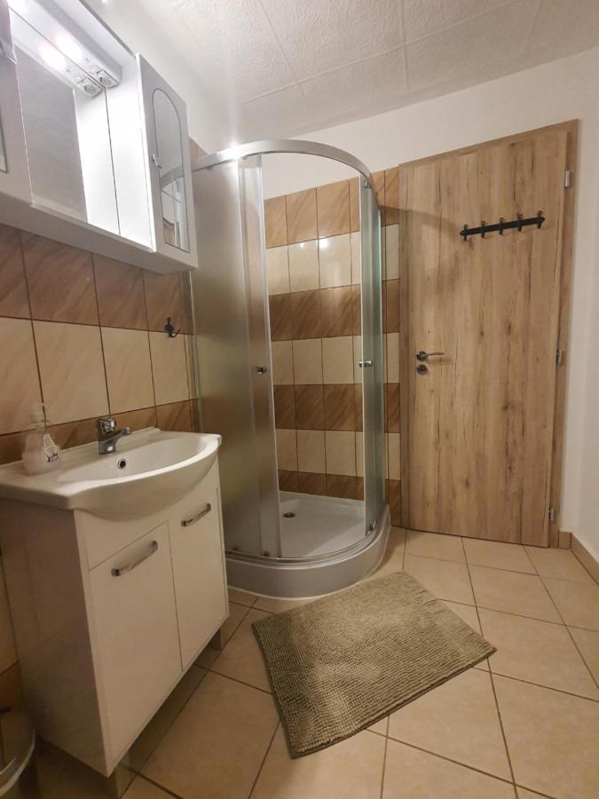 Family Friendly Gyal Apartment Exterior photo