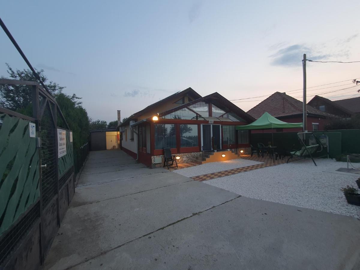 Family Friendly Gyal Apartment Exterior photo