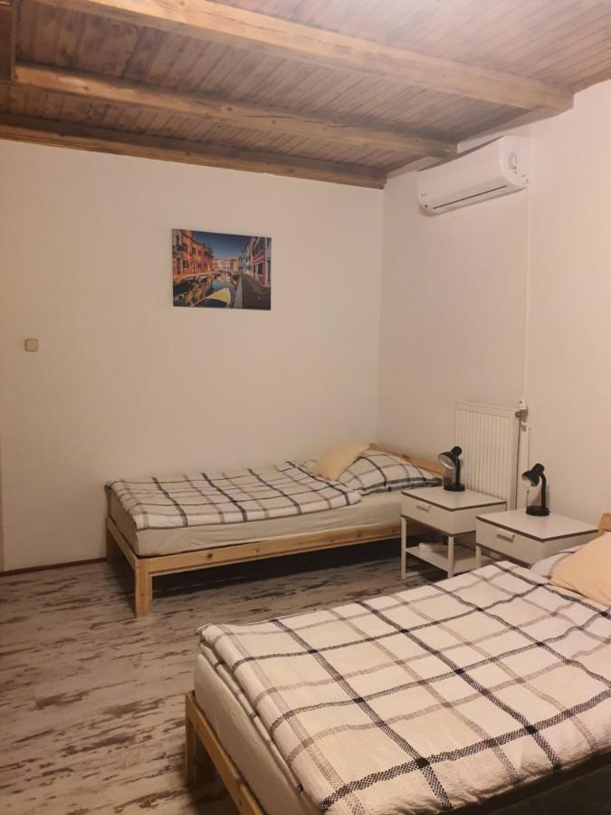 Family Friendly Gyal Apartment Exterior photo
