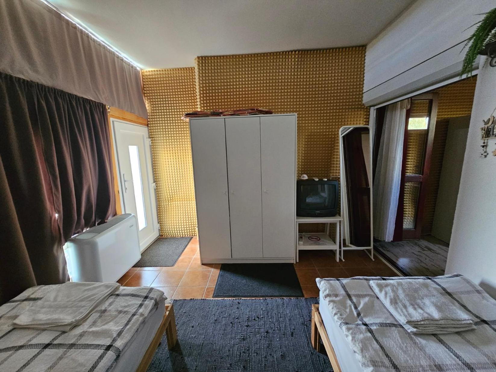 Family Friendly Gyal Apartment Exterior photo