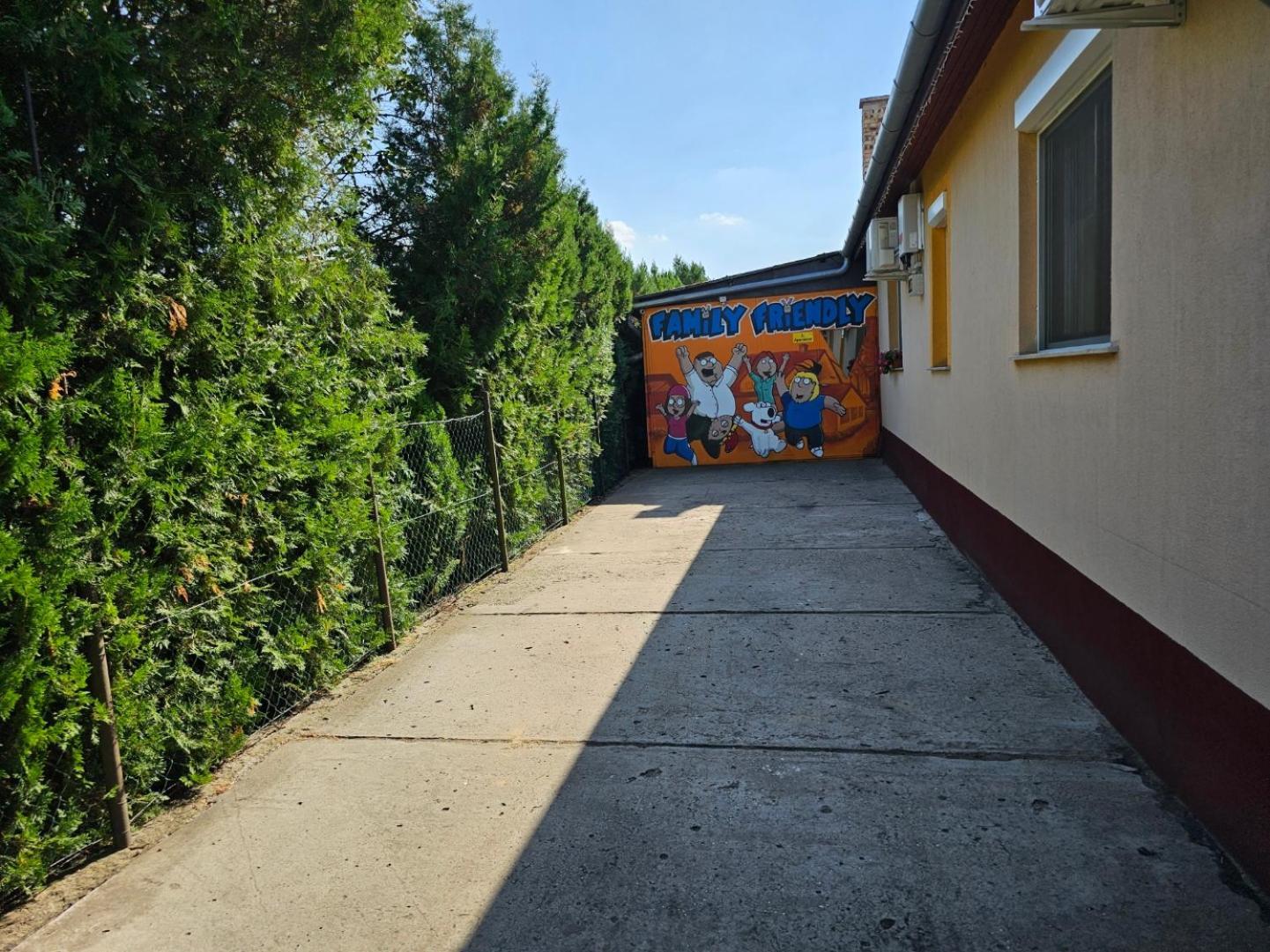 Family Friendly Gyal Apartment Exterior photo