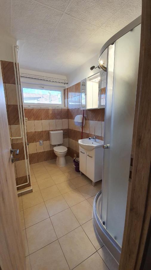 Family Friendly Gyal Apartment Exterior photo